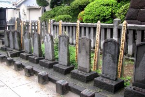 Надгробия легендарных 47 ронинов