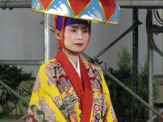 Танцовщица в костюме Окинавы