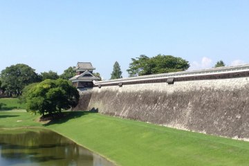 A picture of a partial moat which was once connected to the nearby Tsuboi River.