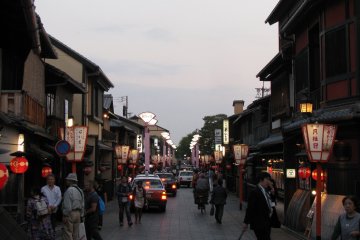 Hanamikoji at night