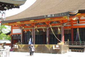 Здания храма Ясака - очень большие!