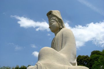 Статуя Каннон на фоне мирного неба