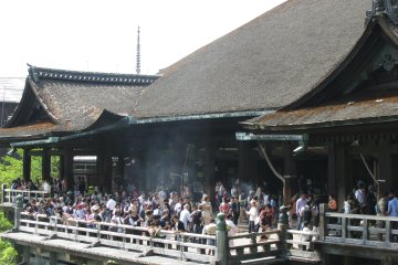 В храме Киёмидзу-дэра - тоже толпа туристов!