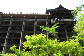 Unique wooden structure of the crowded Kiyomizu-dera 