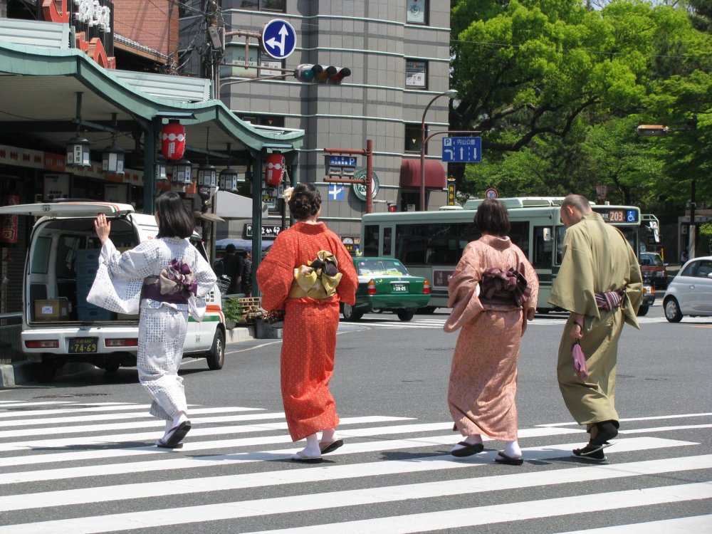В Киото людей в кимоно можно встретить повсюду