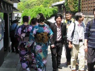 Девушки в ярких юкатах украшают Киото!