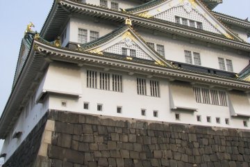 Современный замок Осака выглядит внушительно!