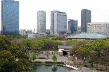 Вид города Осака с территории замка