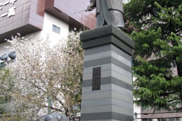 Токугава Иэясу стоит на колонне, поддерживаемой черепахой