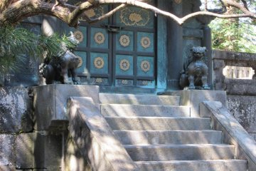 Another view of the gates with komainu guards 