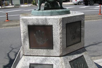 Статуя борцам сумо в Рёгоку, Токио