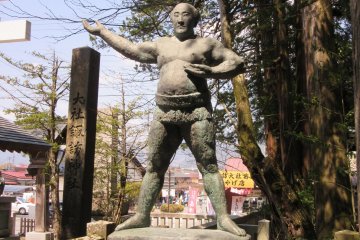 Статуя борца сумо в храме Сува Тайся, Нагано