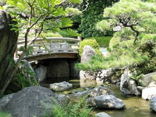 Một chiếc cầu đá trong khu vườn kiểu Nhật ở công viên Ohori