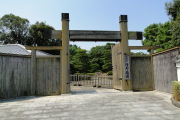 The entrance gate to Ohori Park Japanese Garden