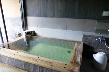 The indoor bath of Aoi, one of the private rooms