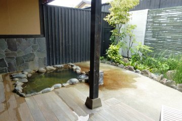 Aoi's outdoor rock bath