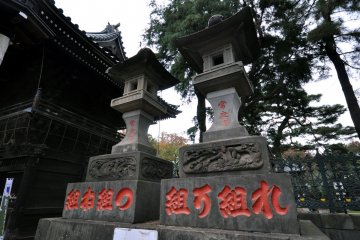 Robust stone lanterns