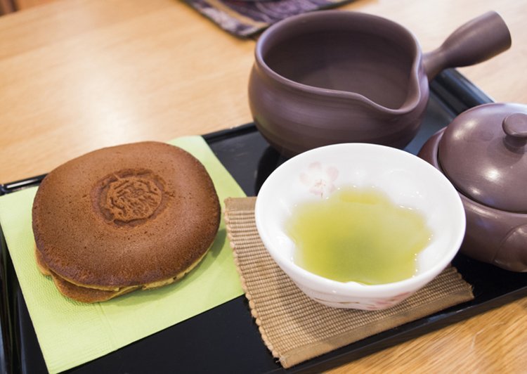 Попробуйте чай и японскую выпечку в местных магазинчиках
