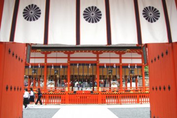 Рисунок кику в храме Фусими Инари Тайся в Киото