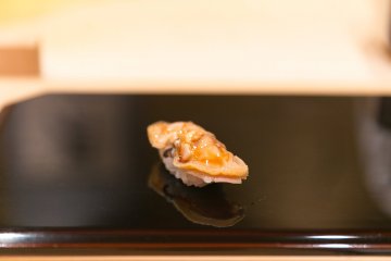 Hamaguri, a nimono sushi topping