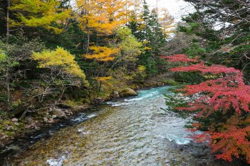 แม่น้ำ Azusa ในบรรยากาศของฤดูใบไม้เปลี่ยนสี