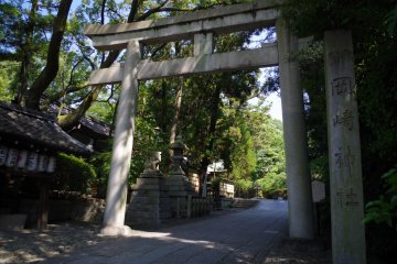 <p>ซุ้มประตูหินโทริของโอคาซากิ จินจาหรือศาลเจ้าในเกียวโตตะวันออก</p>