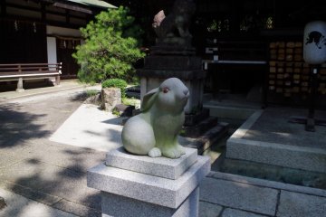 <p>รูปปั้นกระต่ายหน้าศาลเจ้าโอคาซากิในเกียวโตตะวันออก</p>