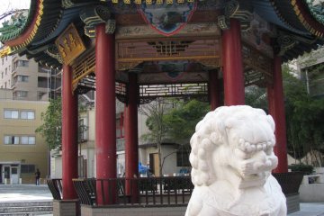 Китайские небесные собаки "фу" у входов в храмы очень похожи на японских "комаину"