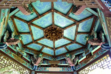 Such bright colors are used in Chinese architecture more often seen than in Japanese