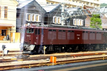 По прибытии на станцию Кофу из окон нашего поезда нас приветствовал этот традиционно окрашенный в темно-бордовые цвета поезд