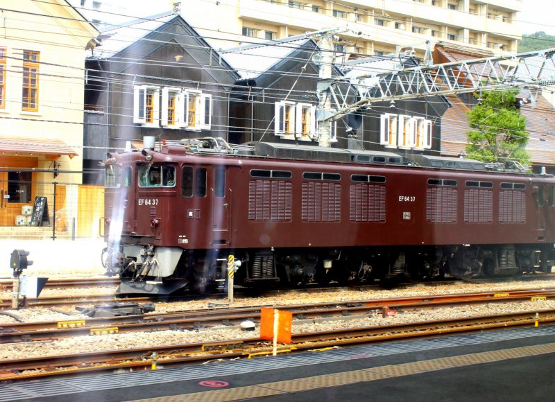 По прибытии на станцию Кофу из окон нашего поезда нас приветствовал этот традиционно окрашенный в темно-бордовые цвета поезд