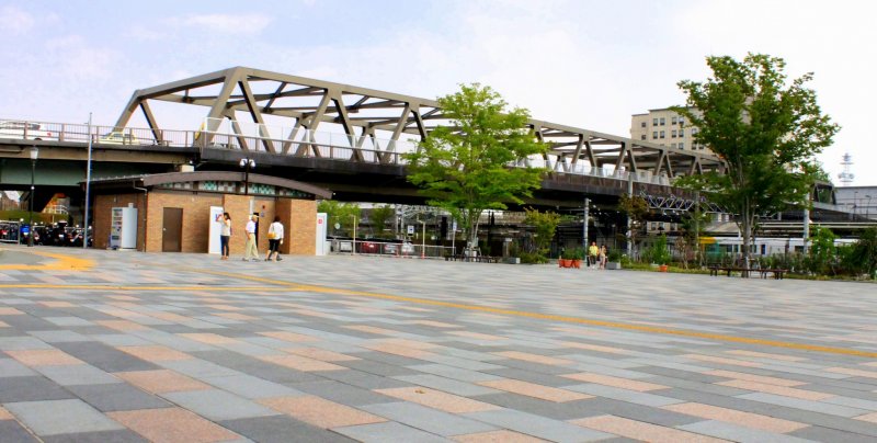 Рядом со станцией находится Маидзуру Дори, которая приведет вас к парку замка Маидзуру