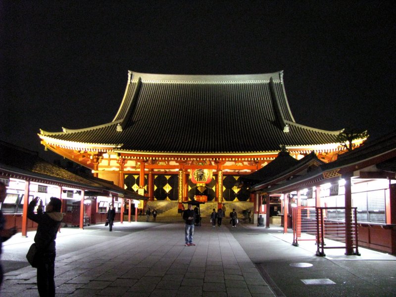 Храм Сэнсо-дзи очень красив с ночной подсветкой 