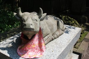 Скульптура коровы в храме Фудзисан Хонгу Сэнгэн Тайся