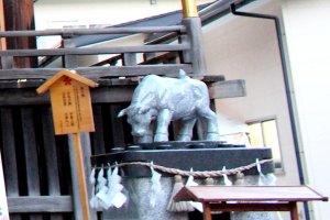 Скульптура быка у храма Цуцудзигаока Тэнмангу в Сэндае
