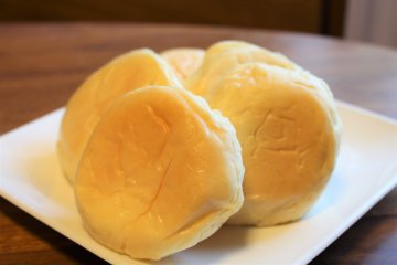 A simple look, but the taste and texture are very different from other cream buns