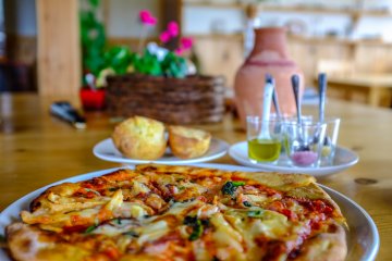 The freshly baked pizza features 100% locally sourced ingredients