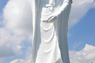 Высота статуи Сэндай Дайканнон - 100 метров