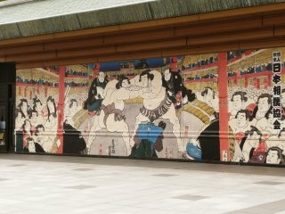 Роспись на тему сумо возле стадиона сумо Кокугикан