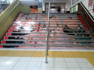 Лестница с изображением на станции Рёгоку