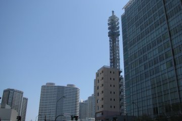 Высокие здания по пути от станции Йокогама к центру города