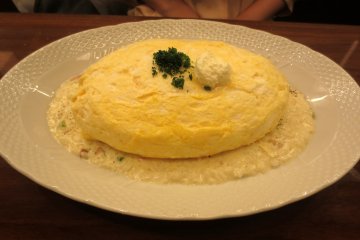 <p>เพื่อนของฉันสั่งไข่ฟูราดบนครีมริซอตโต้</p>