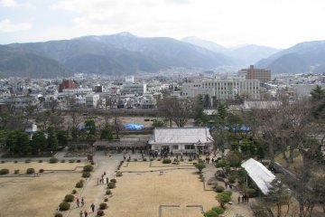 Вид на город из замка Карасу-дзё