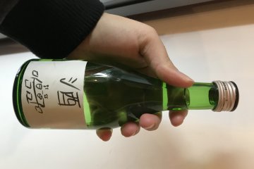 Toshimaya Shuzo Brewery - Labeling your own bottle