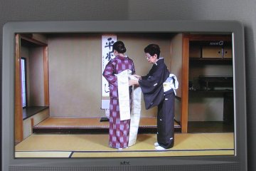 Для облачения в кимоно требуется опытный помощник