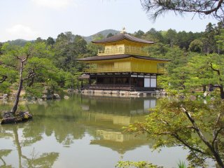 Классический вид храма Кинкакудзи в Киото