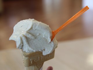 Mỗi suất kem Chibana Gelato sẽ được phục vụ trong chiếc bánh hình tam giác như thế này, bạn cũng có thể dùng bằng cốc nữa. Đây là gelato vị chuối.