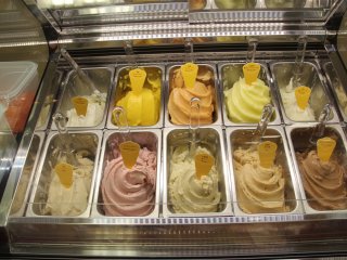Đây chính là gelato thơm ngon! Vừa lạnh vừa mềm! Mỗi hương vị đều có muỗng riêng nên bạn không cần lo về việc các hương vị bị trộn lẫn vào nhau.