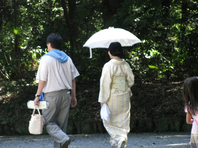 Японки укрываются от солнца под зонтиками