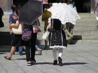Молодые девушки также  прячутся от солнца под зонтиками